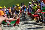 Tourbjerg. Andy Schleck i gult kravler mod toppen og Port de Bales under Tour de France i 2010. i løbet af dagen udspillede der sig en dramatisk duel med Alverto Contador. 