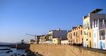 Beskyttelse. De mure, der engang beskyttede Alghero mod pirater, lyser i dag honninggult i den nedgående sol. 