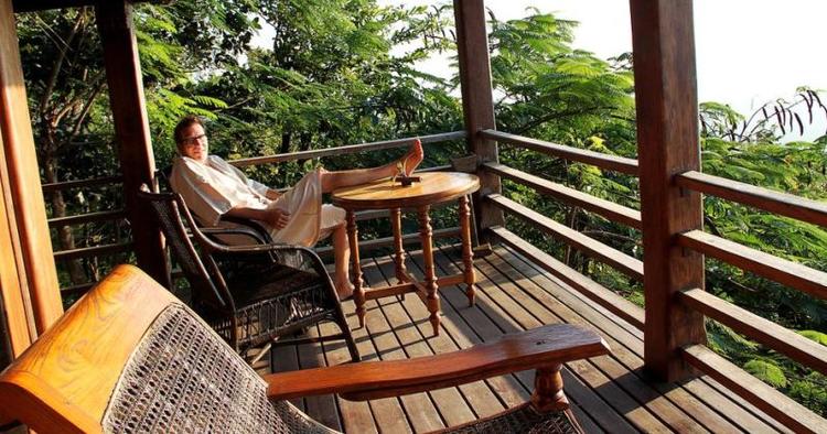 Zirkusfri. I forbindelse med længervarende skriveophold i Thailand har Søren Østergaard flere gange været i Burma, også inden landet for få år siden åbnede for turister. Besværligt, ja, men også rejser fyldt med gæstfrihed og oplevelser. Privatfoto. 