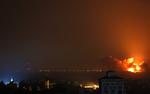 Konflikt. Natten har budt på nye angreb og nye ofre i konflikten mellem Israel og Hamas. I dag mødes USA's udenrigsminister John Kerry, FN's generalsekretær Ban Ki-moon og repræsentanter for de to sider i Egypten til fredsforhandlinger. 