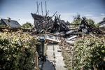 Brand. Villaen på Sognevej i Brøndby, der er jævnet ved jorden efter en voldsom brand. Senere fandt brandteknikere en død person i ruinerne. To er anholdt og politiet eftersøegr en tredje mand. 