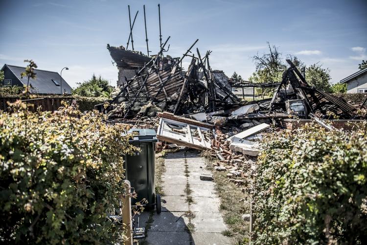 Brand. Villaen på Sognevej i Brøndby, der er jævnet ved jorden efter en voldsom brand. Senere fandt brandteknikere en død person i ruinerne. To er anholdt og politiet eftersøegr en tredje mand. 