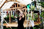 Genbrug. Signe Wennebergs sommerhus er af nyt, langtidsholdbart FSC-certificeret træ, mens interiør og møbler bliver forskellige former for genbrug. Vimplerne fra rejsegildet er lavet af børnenes gamle natdragter og andre stofrester. Selv er hun iført en kjole, som hun fik for en femmer hos Kirkens Korshær i 1985. 