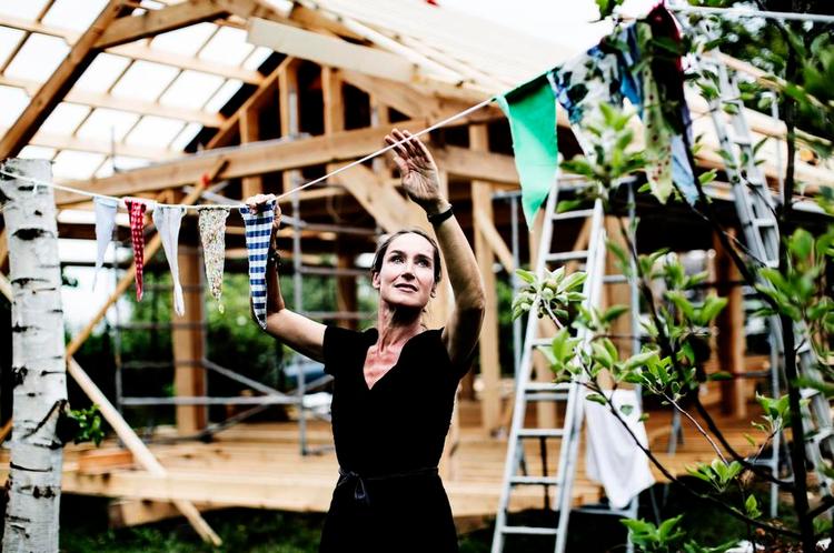 Genbrug. Signe Wennebergs sommerhus er af nyt, langtidsholdbart FSC-certificeret træ, mens interiør og møbler bliver forskellige former for genbrug. Vimplerne fra rejsegildet er lavet af børnenes gamle natdragter og andre stofrester. Selv er hun iført en kjole, som hun fik for en femmer hos Kirkens Korshær i 1985. 