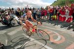 Krise. Overgangen fra at være amatør til at være professionel stressede ifølge dokumentarer Marco Pantani og førte til hans første alvorlige krise. Her ses han på L'Alpe d'Huez under Tour de France. 