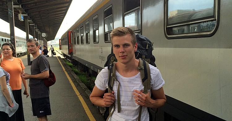 Klar. Jakob Leth, her fotografet på en station i Serbien, er af sted på sin første Interrail-tur. FOTO: Privat 