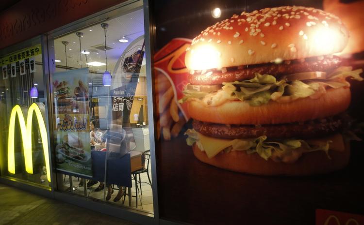 Fastfood. En femtedel af kødet i Chicken McNuggets fra McDonalds i Japan kom fra en leverandør, der er blevet afsløret i at sælge for gammelt kød, oplyser en talsmand for kæden i Tokyo. 