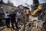 Angreb. Israelske politifolk ved et hus i en forstad til Tel Aviv , der er blevet ramt af en raket affyret fra Gaza. 