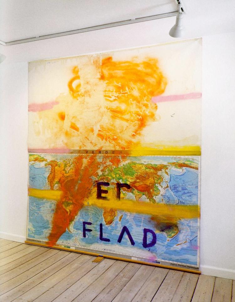 Dødgodt. Mexicaneren Carlos Cons dødningehoved fra 2014 er kun ét af mange på udstillingen. For Brask ejer en større samling af diverse kunstneres bud på netop det motiv. Derunder amerikaneren Julian Schnabels spraymaleri på et verdenskort, fra 2013. 'Verden er flad' kunne titlen være. 