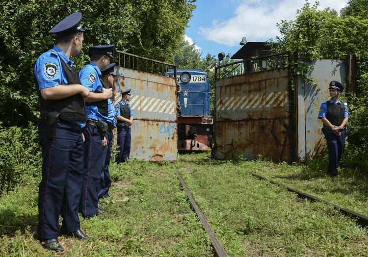 Flystyrt. Ukrainsk politi i Kharkiv modtager toget med omkomne fra flystyrtet i Ukraine. Chefen for det hollandske retsmedicinske hold afslører, at toget kun indeholder 200 lig i modsætning til de 282 lig, som pro-russiske separatister siger, det transporterede. Samtidig siger internationale observatører, at der stadig ligger ligrester på ulykkesstedet. 