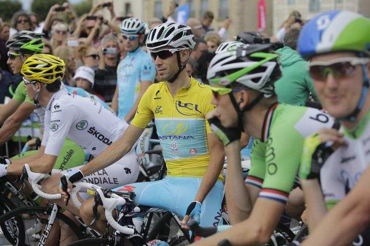 Italienske Tour de France-konge Vincenzo Nibali (Astana) måtte slippe Thibaut Pinots hjul. 