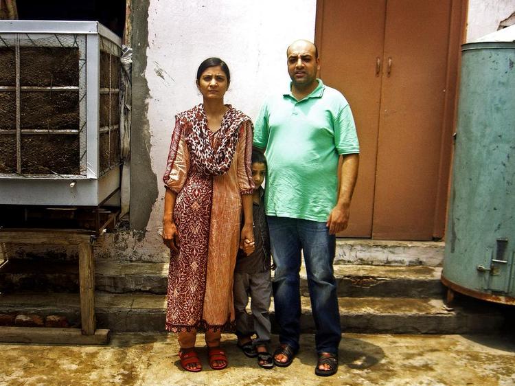 UDVIST. Asma Gilani sloges for at være i Danmark, hvor deres ægteskal iblev kendt ugyldigt - indtil hun fik rettens ord for det modsatte. Alligevel skulle hun forlade Danmark. Privatfoto af familien forleden i Pakistan 