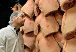 Svinekød. Slagterigiganten Danish Crown risikerer at miste kunder til svinekød i Norge. Her er det firmaets divisionsdirektør Jesper Friis, chef for divisionen, DC Pork. 