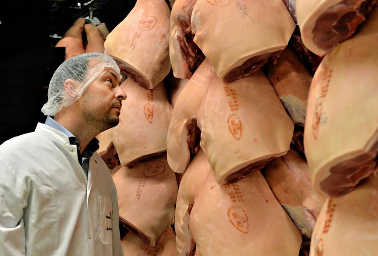 Svinekød. Slagterigiganten Danish Crown risikerer at miste kunder til svinekød i Norge. Her er det firmaets divisionsdirektør Jesper Friis, chef for divisionen, DC Pork. 