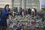 Sorg. En KLM-ansat lægger blomster og en tøjbamse foran Schiphol-lufthavn på dagen, hvor de mange hollandske ofre for flystyrtet i Ukraine flyves hjem. 