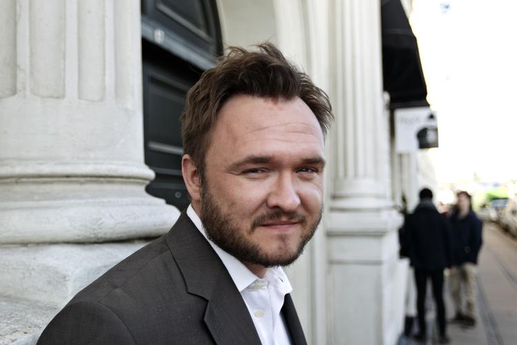 indkøb. Fødevareminister Dan Jørgensen siger, at han hverken kan eller vil forpligte det offentlige til at handle lokalt. Det står i stærk kontrast til, at ministeren derimod har opfordret private borgere til at købe lokalt, mener Enhedslisten og DF. 