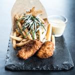 FISK. Hos Øst serveres Meyers version af fish'n'chips med torsk, fritter og hjemmelavet remo. 