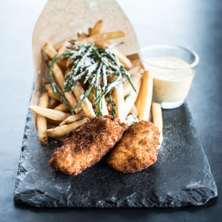 FISK. Hos Øst serveres Meyers version af fish'n'chips med torsk, fritter og hjemmelavet remo. 