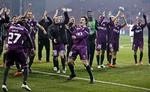 Kontrakt. FC Midtjylland forlænger med Pione Siste. Her danser han yderst til venstre sejrsdans i Parken, da holdet vandt 5-1 over FCK.. 