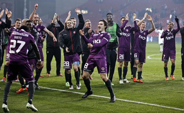 Kontrakt. FC Midtjylland forlænger med Pione Siste. Her danser han yderst til venstre sejrsdans i Parken, da holdet vandt 5-1 over FCK.. 