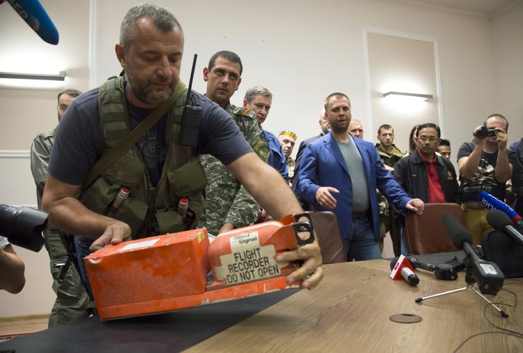 Data. Pro-russiske separatister udleverede to sorte bokse fra det forulykkede MH17 til den malaysiske regering, som har givet dem til britiske eksperter. De sorte bokse er i virkeligheden orange for, at man lettere kan finde dem. Havarieksperter kalder dem Flight Data Recorder. 