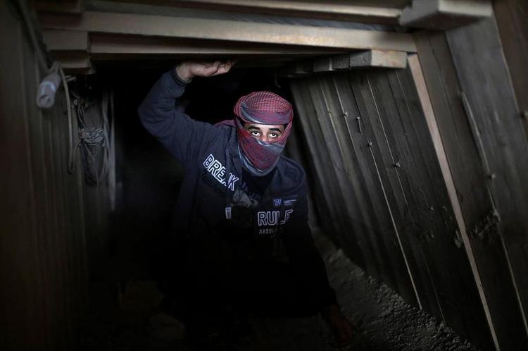 Underjordisk. En hel underjordisk verden med kilometervis af tunneler har palæstinenserne bygget under Gaza, og en del af dem havde israelerne ikke opdaget, hvilket nu gør en hel del af dem urolige. 
