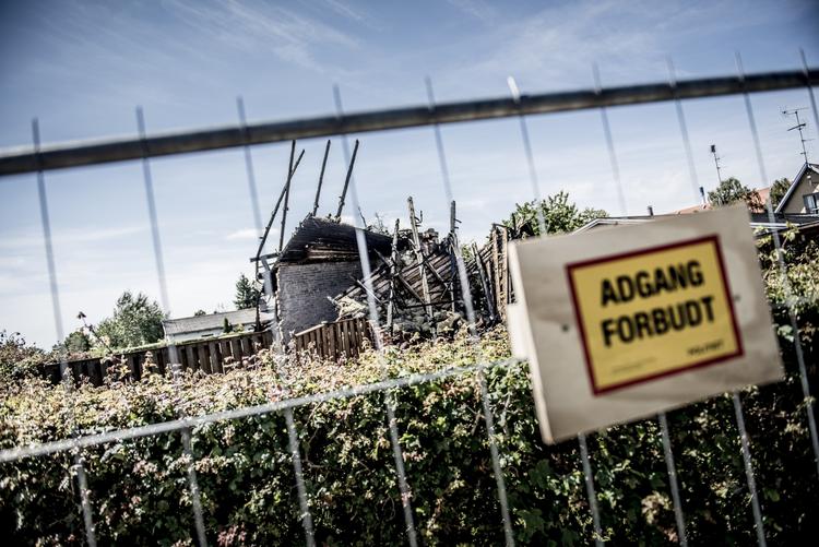 Dødsbrand. Huset på Sognevej i Brøndby, der udbrændte efter en eksplosionsbrand. Dagen efter blev liget af en mand fundet i ruinerne. 