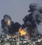 Ramt. Eksplosioner i Gaza By er et af resultaterne af Israels angreb og raketter mod steder i Gaza. Blandt andet blev en skole, der er drevet af FN, ramt i går, mens et hold fra FN var ved at inspicere den for tidligere skader. Ud på aftenen i går meddelte flere flyselskaber ifølge Ritzau, at de aflyser afgange til Tel Aviv på grund af raketangreb nær byens lufthavn. 