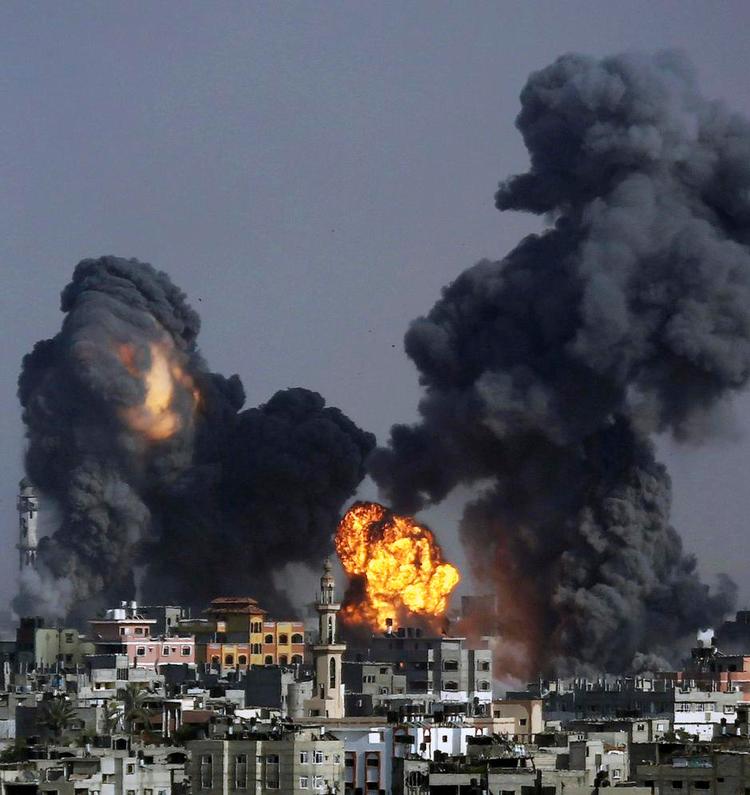 Ramt. Eksplosioner i Gaza By er et af resultaterne af Israels angreb og raketter mod steder i Gaza. Blandt andet blev en skole, der er drevet af FN, ramt i går, mens et hold fra FN var ved at inspicere den for tidligere skader. Ud på aftenen i går meddelte flere flyselskaber ifølge Ritzau, at de aflyser afgange til Tel Aviv på grund af raketangreb nær byens lufthavn. 
