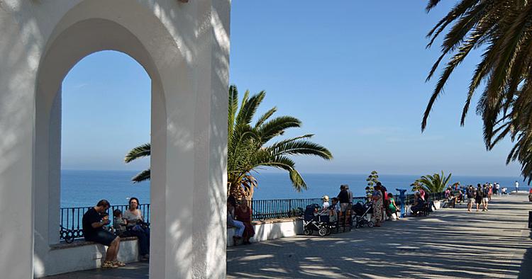 Udsigtspost. Balkonen i Nerja blev anlagt i 1885 efter et jordskælv ramte kysten, der resulterede i en større omlægning af byen. 