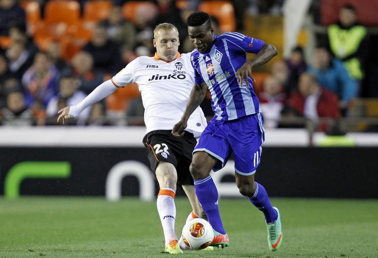 Klubskifte. FC Barcelona har købt Jeremy Mathieu (t.v.), der her i Valencias trøje er i duel med Dynamo Kievs Ideye Brown. 