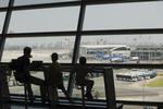 Strandede passagerer venter i Ben Gurion International Airport ved Tel Aviv. Flere vestlige flyselskaber inklusiv SAS og Norwegian har midlertidigt indstillet flyvninger til Tel Aviv efter, et raketangreb ramte nær lufthavnen. 