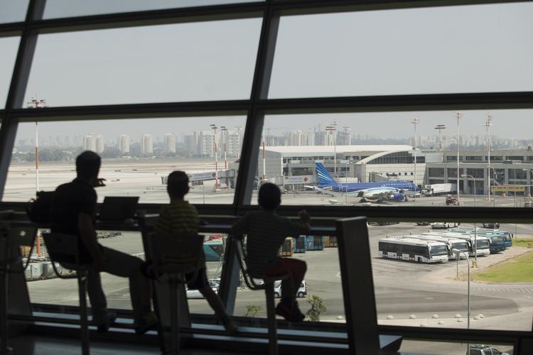 Strandede passagerer venter i Ben Gurion International Airport ved Tel Aviv. Flere vestlige flyselskaber inklusiv SAS og Norwegian har midlertidigt indstillet flyvninger til Tel Aviv efter, et raketangreb ramte nær lufthavnen. 