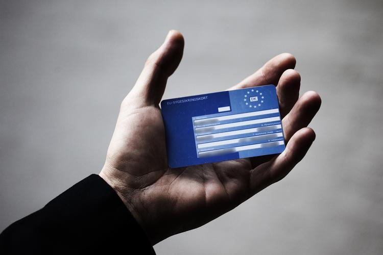 Goddag. De, der ikke allerede har et blåt kort, bør anskaffe det, hvis de skal på ferie i et europæisk land efter 1. august. Så bliver det nemlig det, man skal vise, hvis man bliver syg eller kommer ud for en ulykke. 