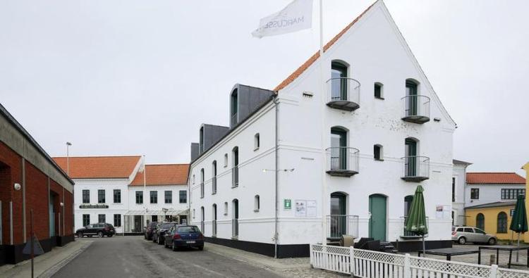 provinshotel. Marcussens hotel ligger tæt på havnen, og især om sommeren er her en maritim stemning med mange lystsejlere. 