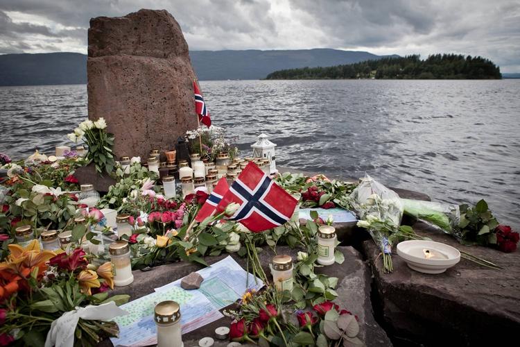 MINDEDAG. Umiddelbart efter massakren på Utøya ( i baggrunden), begyndte nordmænd at mindes de 69 ofre med blomster, flag og lys på fastlandet. 