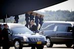 Tab. Hollandske soldater bærer kister med lig fra MH17-katastrofen. Den hollandske kongefamilie deltager i en ceremoni for at mindes de døde. 