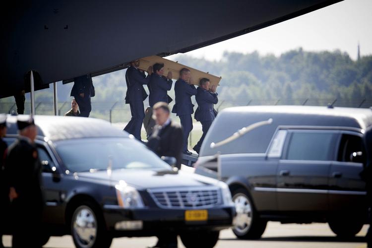 Tab. Hollandske soldater bærer kister med lig fra MH17-katastrofen. Den hollandske kongefamilie deltager i en ceremoni for at mindes de døde. 
