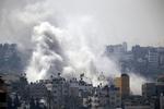 Bomber. Civile, hospitaler og skolebygninger bliver ramt under bombningerne af Gaza By. Billedet er af bombninger fra i dag. 