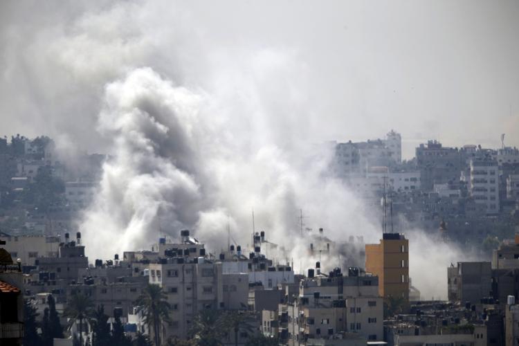 Bomber. Civile, hospitaler og skolebygninger bliver ramt under bombningerne af Gaza By. Billedet er af bombninger fra i dag. 