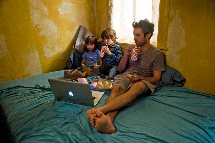 franske forviklinger. Romain Duris er charmerende som forfatteren Xavier, som havner i en menage-à-indtil flere, da hans kone skrider og flytter til New York med børnene, fordi han har leveret sæd til et lesbisk par. 