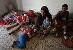 død. Palæstinenserne i Gaza lever tæt. Og derfor stiger dødstallet kraftigt for nærmest hver eneste bombe, israelerne kaster over byen. Her er vi i St. Porphyrios kirken, hvor mange familier har søgt tilflugt. 