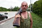 Separatist. Usbek bevogter et checkpoint i Donetsk få hundrede meter fra, hvor det ukrainske militær står. »Vi kunne aldring finde på at skyde mod et passagerfly«, forsikrer han. 