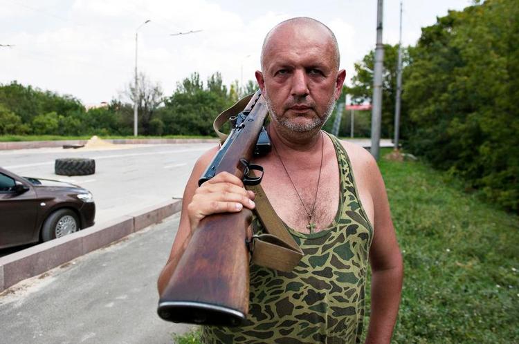Separatist. Usbek bevogter et checkpoint i Donetsk få hundrede meter fra, hvor det ukrainske militær står. »Vi kunne aldring finde på at skyde mod et passagerfly«, forsikrer han. 
