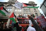 DEMO. Verden over demonstreres der i disse dage mod konflikten i Gaza. Her i London, hvor en af de ikoniske London-busser er blevet en del af en demonstration. 