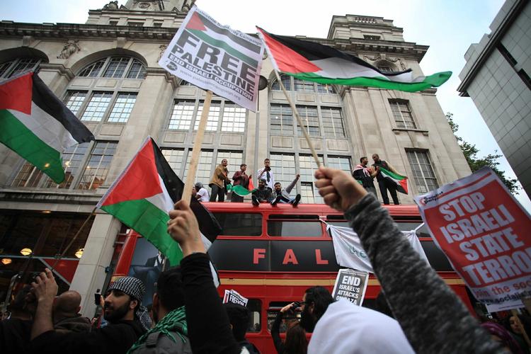 DEMO. Verden over demonstreres der i disse dage mod konflikten i Gaza. Her i London, hvor en af de ikoniske London-busser er blevet en del af en demonstration. 
