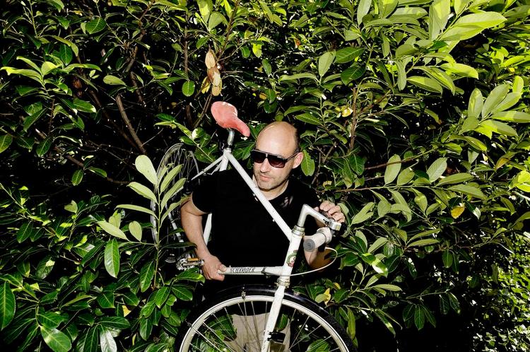 1980'er-cykel. Martin Richter Olsen fandt stålstellet til sin Schrøder-cykel i noget storskrald. Derefter gik han på jagt efter flere originale dele til cyklen, blandt andet i Den Blå Avis. 