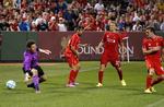 selvmål. Daniel Agger (uden for billedet) får uheldigt sendt bolden i mål bag Liverpool-målmand Brad Jones (tv) i kampen mod Roma. 