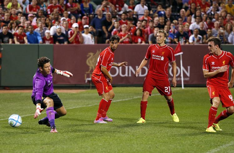 selvmål. Daniel Agger (uden for billedet) får uheldigt sendt bolden i mål bag Liverpool-målmand Brad Jones (tv) i kampen mod Roma. 