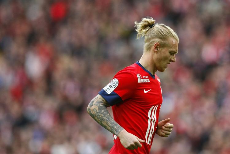 målscorer. Simon Kjær var på nærmeste hold vidne til et angreb fra tilskuere mod israelske spillere i en testkamp i Østrig. 